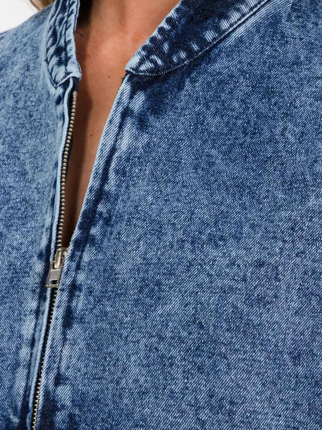 WOMEN'S LONG SLEEVE ZIPPER CLOSURE FRONT POCKETS WASHED DENIM JACKET