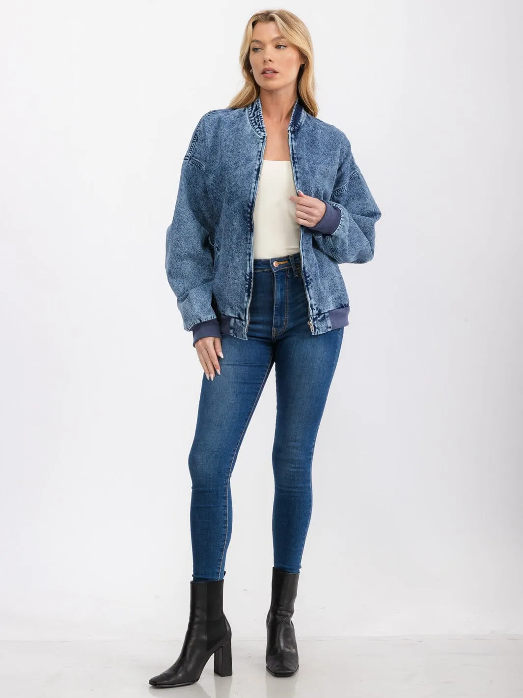 WOMEN'S LONG SLEEVE ZIPPER CLOSURE FRONT POCKETS WASHED DENIM JACKET